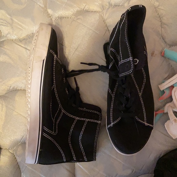 Shoes - Picture 5 of 5